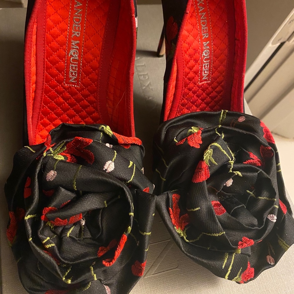 Alexander McQueen flower pump